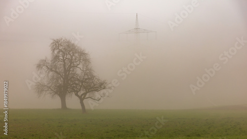 Strommast im Nebel