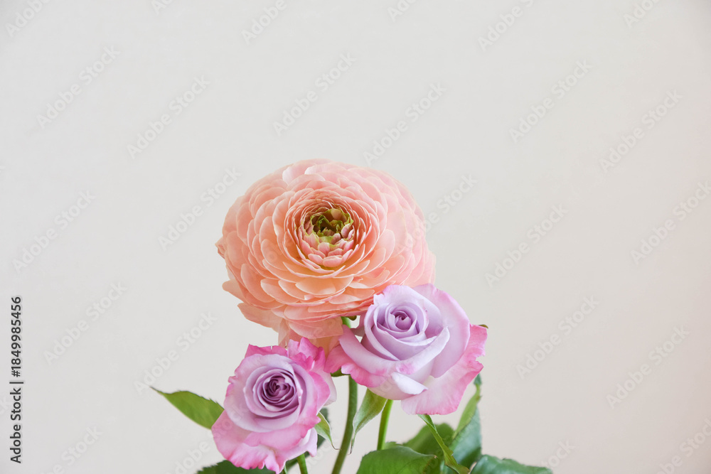 Fototapeta premium 薔薇とラナンキュラス
