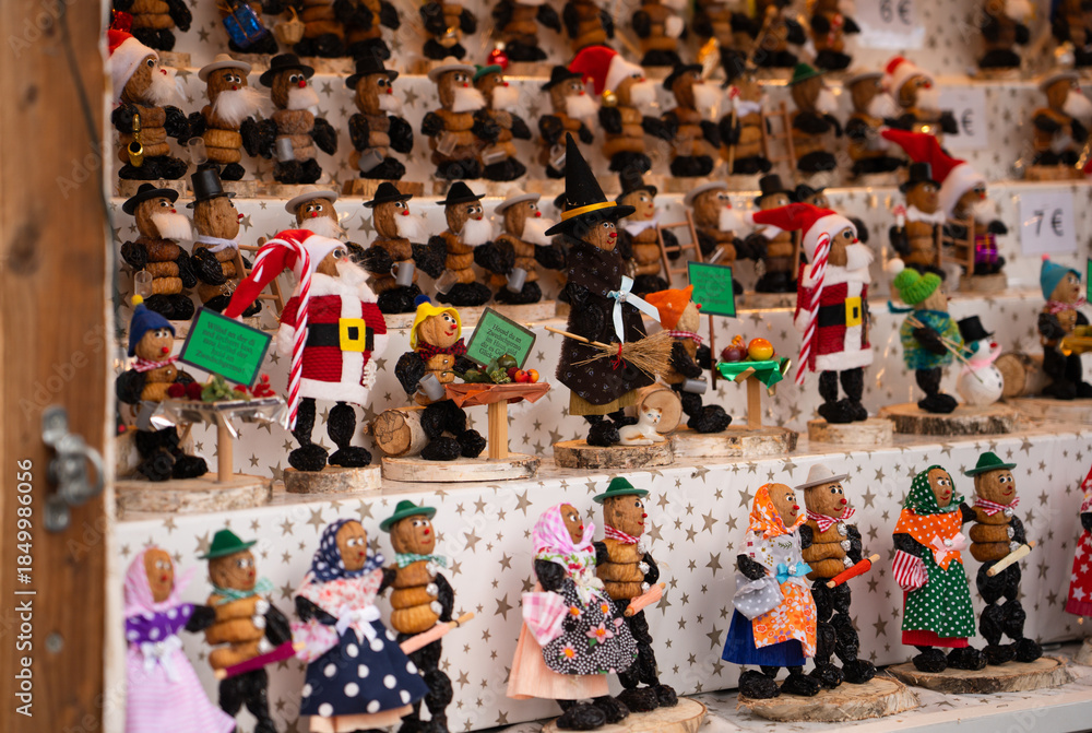 Naklejka premium Zwetschgenmännchen auf Nürnberger Christkindlesmarkt, beliebter Weihnachtsmarkt in Deutschland, Reiseziel für Touristen, Stand mit Pflaumentoffeln, Zwetschgenkrampus, Figuren aus getrockneten Pflaumen