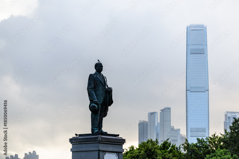 Fototapeta premium Sun Yat-sen Memorial Statue, Hong Kong Park with Modern Skyline