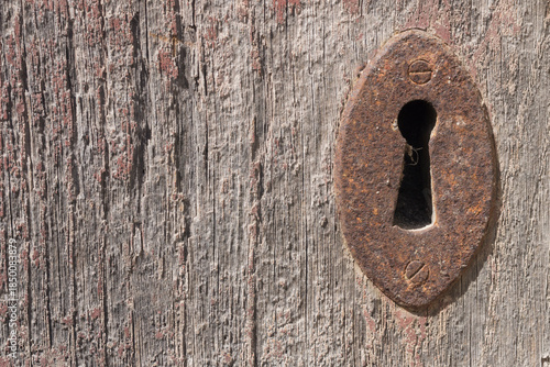 Cerradura sobre puerta de madera