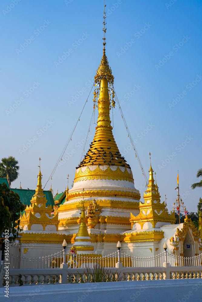 Fototapeta premium Golden chedi of the Wat Chong Klang temple in Mae Hong Son, Northern Thailand