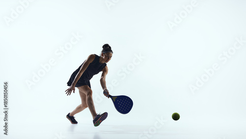 Valokuva Female padel athlete prepares ready stance waiting for ball
