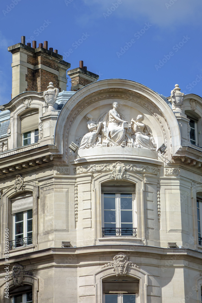 Obraz premium Ornate Paris Haussmann Facade with Sculptures and Stone Details