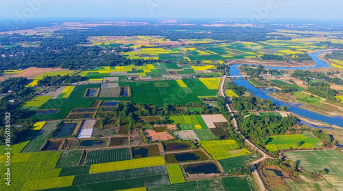 Fotografía An aerial view shows a river curving through the countryside, bordered by patchw