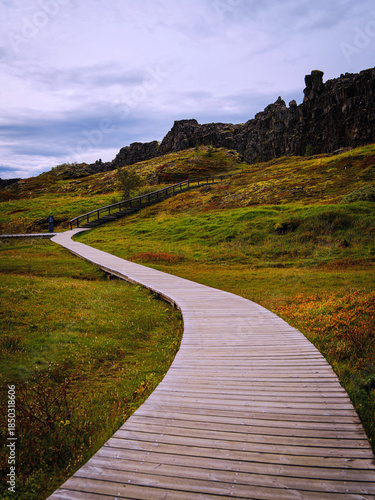 Obraz na plátne Wooden curving boardwalk with beautiful dramatic rocky scenery leading to the Öx