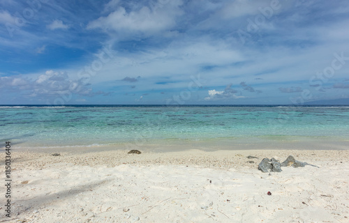 Plage au lagon bleu turquoise de l'île Moorea en Polynésie