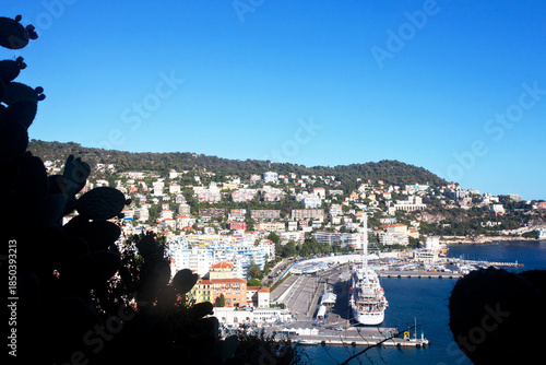 Widok na port i wille zamożnych, Prowansja-Alpy-Lazurowe Wybrzeże, Alpy Nadmorskie, Nicea, Francja, View of the harbor and villas of the wealthy, Provence-Alpes-Côte d'Azur, Alpes-Maritimes, Nice, Fr