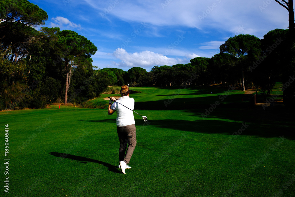 Obraz premium woman playing golf in the green fairway club