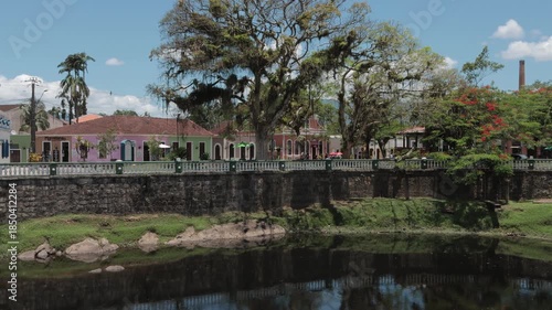 Vista da beira do Rio Nhundiaquara em Morretes no Paraná com arquitetura histórica