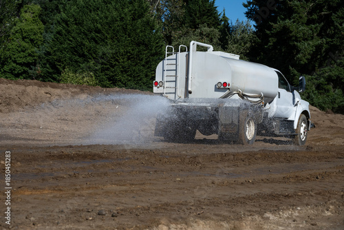 Foto New residential housing development construction site, non-potable water truck s