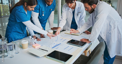 Фотография Doctor, people or meeting in hospital with documents for patient diagnosis, medical advice or planning