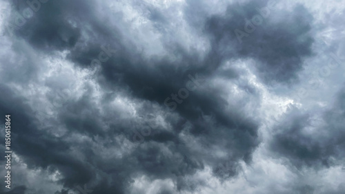 Valokuva The dark sky with heavy clouds converging and a violent storm before the rain
