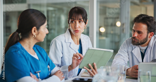 Bilde på lerret Nurse, doctors and tablet with discussion in clinic for surgery schedule, task delegation or planning