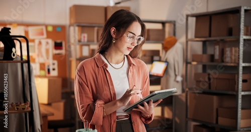 Photos Woman, reading and tablet for fashion startup for logistics, online order and stock delivery
