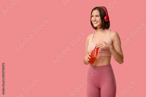 Sporty young woman in headp...