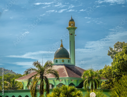 Fotografie Serdang mosque, one of the many mosques along the banks of the Brunei river betw