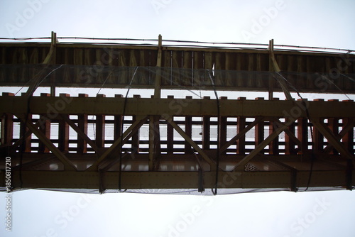 線路の鉄橋を下から