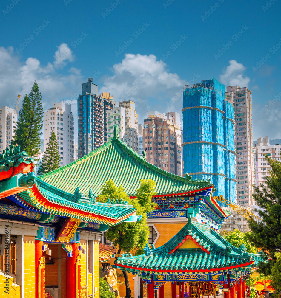 Obraz premium Contrast between a historic taoist temple iwith the modern skyline of Hong Kong, Special administrative region, China