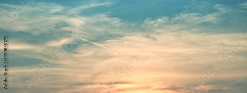 Foto A trail of smoke from a jet aircraft is heading low to the right of the image