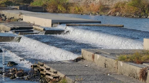 川に設置された堰の風景