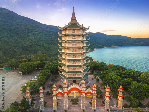 Obraz na płótnie Linh Ung Pagoda In Vietnam With Traditional Pagoda And Coastal View