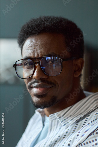 Fotografia Portrait of Black man wearing eyeglasses looking into camera with slight smile,