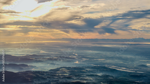 Blick auf Landschaft mit den Ostalpen und Himmel bei Sonnenaufgang in der Früh