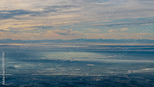 Blick auf die Landschaft mit Wolken und den Ostalpen bei Sonnenaufgang