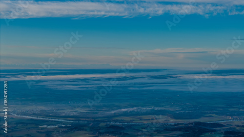Himmel über dem Land mit Wolken, Blick auf die weite Landschaft und die Erde darunter