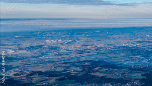 Blick auf die Landschaft aus der Höhe bei Tagesanbruch mit Wolken und frischer Luft