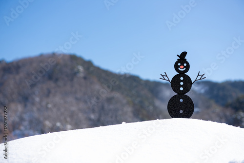 雪山と雪だるま
