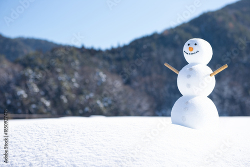 雪山と雪だるま
