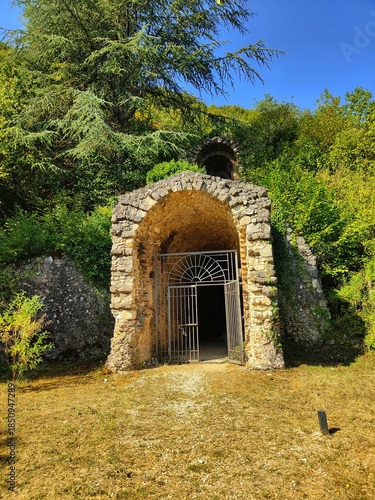 Fotografie One of the entrances to Claudius' tunnels