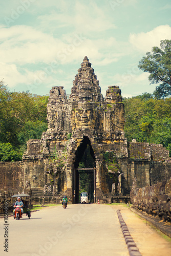 Cuadro en lienzo Angkor Thom Gate With Bayon Face Tower And Traffic, Siem Reap, Cambodia