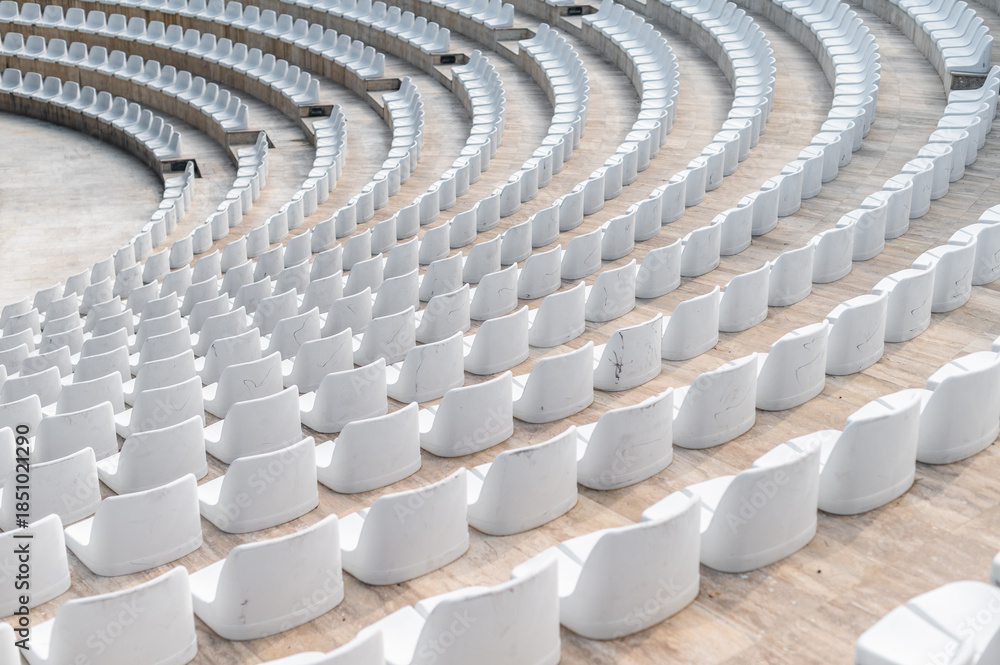 Fototapeta premium Seats arranged in a circular pattern at an outdoor venue for an event in a city during daytime