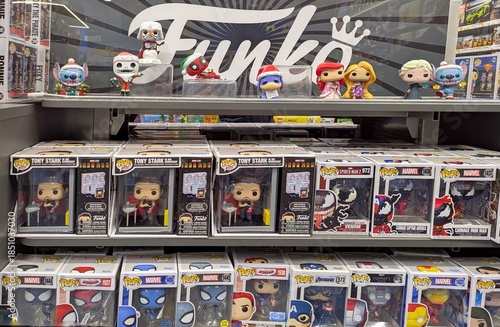 Muñecos de Funko con sombrero de Santa Claus en la juguetería Juguettos en Leganés (Madrid), España, 11 de diciembre de 2025