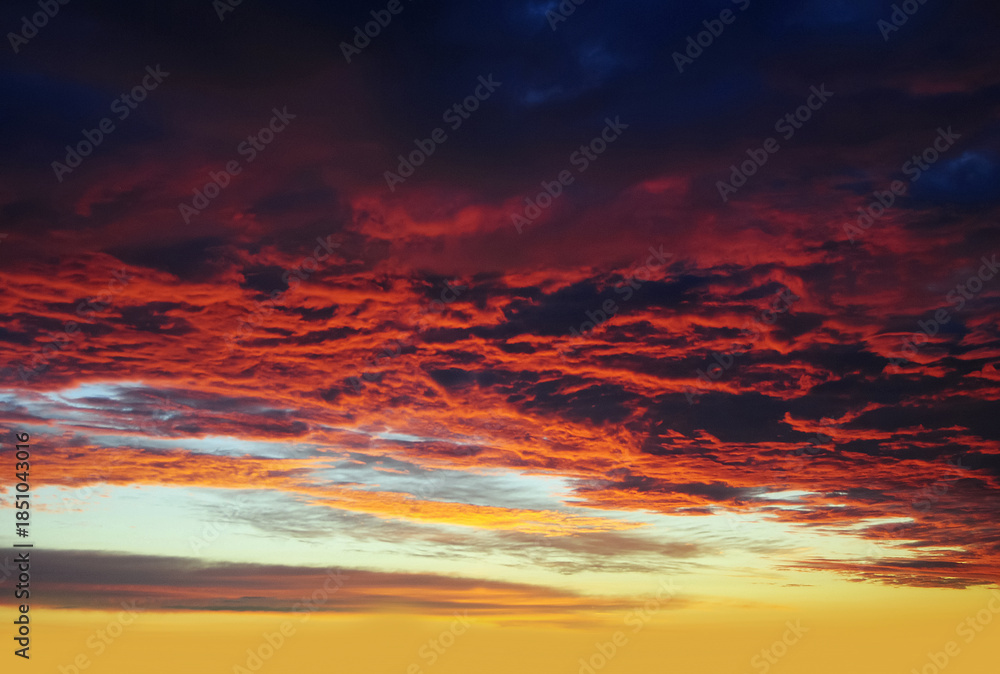 Fototapeta premium Dramatic Cloudy Sky Background with Natural Light and Atmospheric Clouds