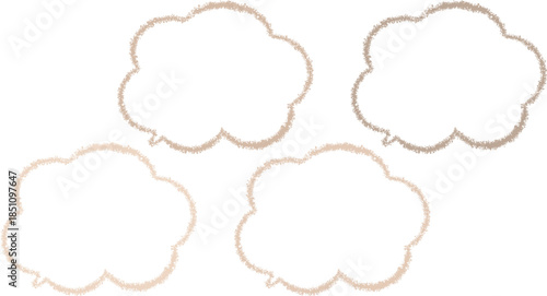 色が少しずつ異なった、茶色の雲の形の吹き出しセット。クレヨンで描いたかわいいふきだし。手描き風。らくがき。
