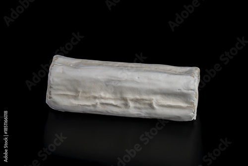 buche de fromage de chèvre entière sur fond noir