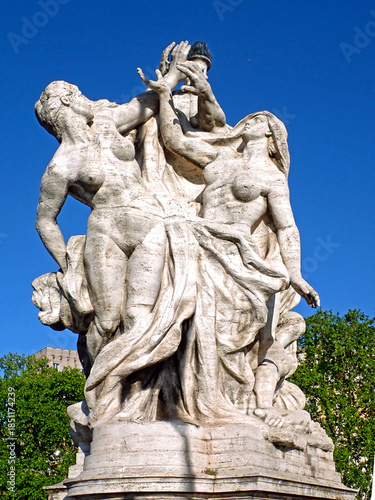 Dettaglio di scultura monumentale in travertino sul Ponte Vittorio Emanuele II 928