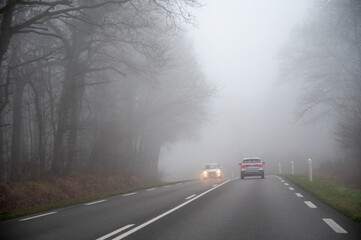 Keuken achterwand Mistige ochtendstond Autorit door dichte winterse mist  © barmalini