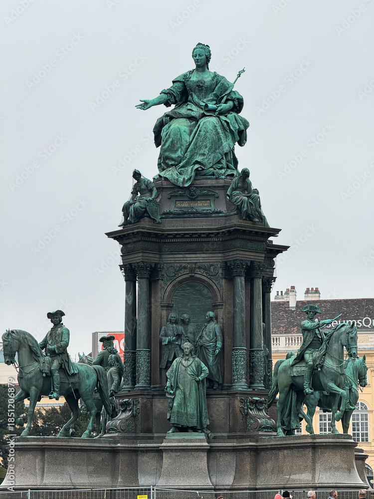 Obraz premium Maria Theresa Monument in Vienna with Kunsthistorisches Museum Background
