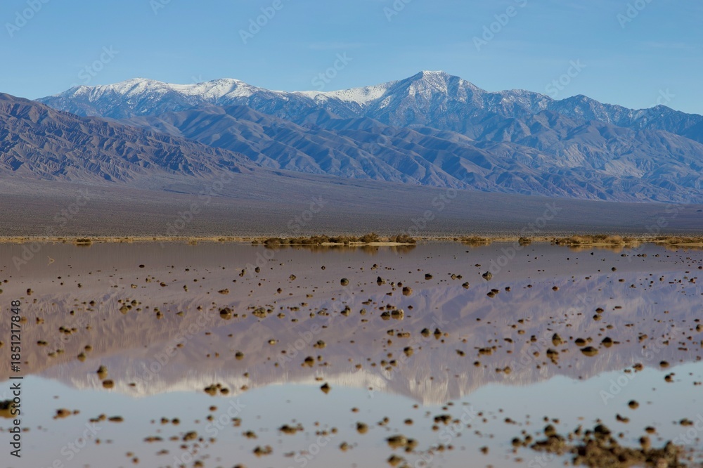 Naklejka premium snow covered mountains in the desert