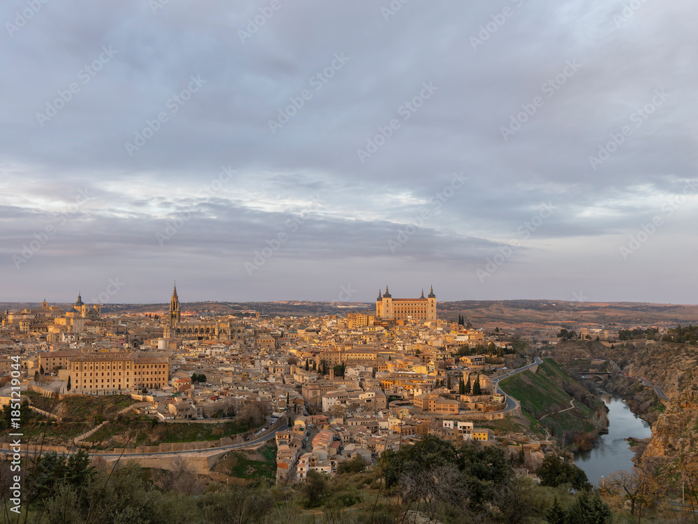 Fototapeta premium Vista panorámica al atardecer de Toledo