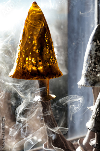 volutes de fumée devant une lampe champignon