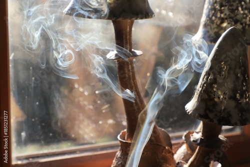 volutes de fumée devant une lampe champignon