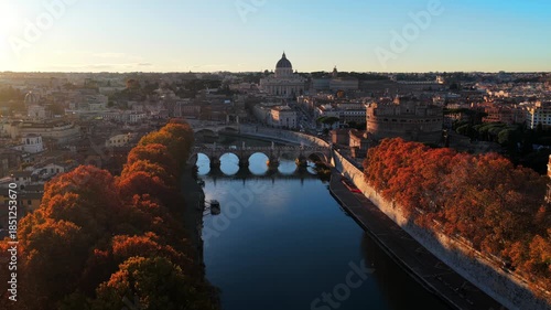 I ponti storici sul fiume Tevere che attraversa la città di Roma. Video in 4K.
Vista Aerea con drone dei ponti del centro di Roma.