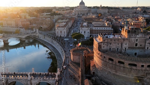 Suggestiva ripresa aerea del centro di Roma, Italia.
Il sole del mattino illumina il fiume Tevere, Castel Sant'Angelo e la basilica di San Pietro.