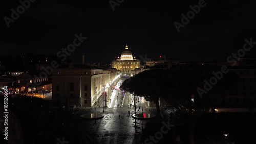 La maestosità della Basilica di San Pietro di notte. Roma, Italia.
Vista aerea notturna di piazza San Pietro.